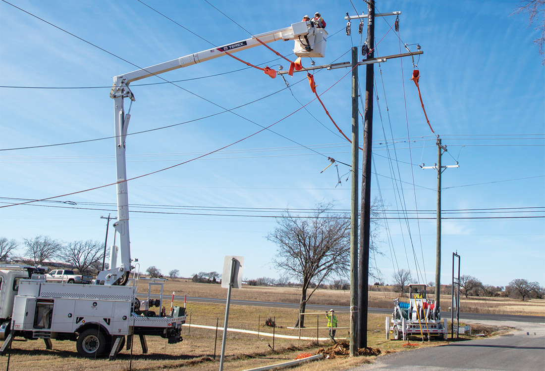 Electric Operations crew pulls line near Aubrey/Krugerville. Photo by KEN OLTMANN