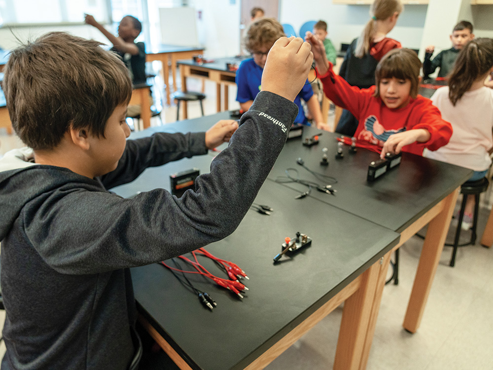 Students at Adkins Elementary in Denton 
build their own circuits. Photo by BRIAN ELLEDGE